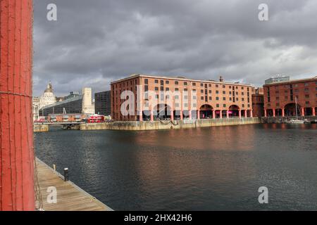 Blick auf eines der Lagerhäuser und Mann Island vom Royal Albert Dock, Liverpool Stockfoto