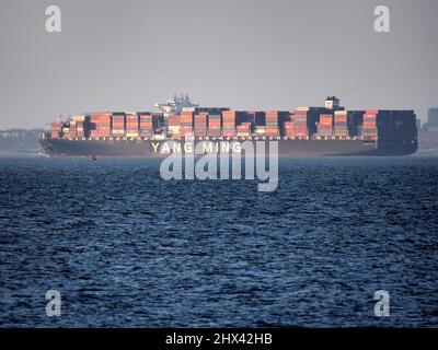 Sheerness, Kent, Großbritannien. 9. März 2022. Das schwer betrübliche Containerschiff „YM Wellness“, das Sheerness heute Nachmittag überfuhr, nachdem es von Antwerpen zum Liegeplatz am London Gateway gereist war. (Die Anzahl der Container scheint im Vergleich zum Höhepunkt der Pandemie, als viele Containerschiffe spärlicher beladen waren, wieder auf ein normaleres Niveau zu kommen.) James Bell/Alamy Live News Stockfoto