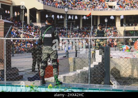 Pakistanischer Soldat in Sonnenbrillen mit der Waffe in der Nähe des Haupttore an der Grenze zu Attari Wagah Stockfoto