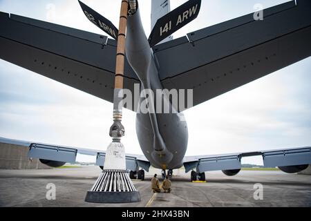 Militärflugplatz Kadena, Okinawa, Japan. 16.. Februar 2022. Die US-Luftwaffe der Aircraft Maintenance Unit 909. führt vor dem Flug Kontrollen hinter einem Drogue durch, um eine gemeinsame Tanken-Trainingsmission auf der Kadena Air Base, 16. Februar 2022, vorzubereiten. Die Drogue-und-Sonde Methode der Luftbetankung verwendet einen Schleppschlauch mit einem Korb am Ende, die Piloten verbinden und erhalten Kraftstoff aus über eine Sonde in ihrem Flugzeug. Quelle: U.S. Air Force/ZUMA Press Wire Service/ZUMAPRESS.com/Alamy Live News Stockfoto