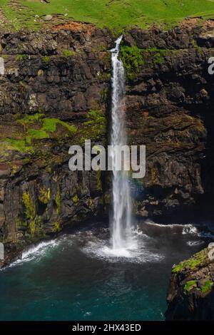 Wasserfall Mulafossur, Gasaldur, Insel Vagar, Färöer, Dänemark. Stockfoto