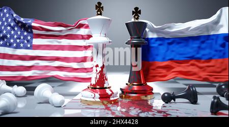 USA und Russland Krieg, Konflikt und Krise. Nationalflaggen, blutbefleckte Schachkönige und gefallene Schachfiguren symbolisieren einen nicht benötigten Konflikt, der sie mit sich bringt Stockfoto