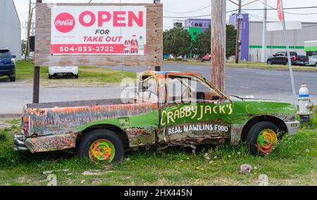 JEFFERSON, LA, USA - 3. MÄRZ 2022: 'Offenes' Schild und bemalter, aufgemalter Pickup-Truck, der als Eckschild für das beliebte Crabby Jack's Restaurant dient Stockfoto