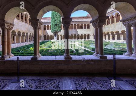 Das Kloster von Santo Domingo de Silos. Burgos. Die romanische Kunst des Klosters ist eine der schönsten, die wir in Spanien finden können. Stockfoto