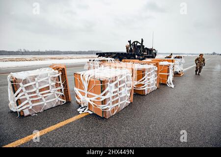 Lettland. 16.. Februar 2022. Soldaten des Bataillons 18. Combat Sustainment Support, 16. Sustainment Brigade, führen zur Unterstützung von Sabre Strike 2022 eine Luftversorgung von 60 Paletten von Klasse-I-Lieferungen in DZ Unity Adazi, Lettland, durch. Luftaufnahmen bieten den Truppen zeitnahe und genaue logistische Unterstützung und testen moderne Fähigkeiten im Baltikum. Quelle: U.S. Air Force/ZUMA Press Wire Service/ZUMAPRESS.com/Alamy Live News Stockfoto