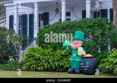 Happy St. Patrick's Day aufblasbare Gartendekoration mit Kobold, Kleeblatt und Topf aus Gold Stockfoto