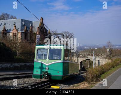 Königswinter, Deutschland 7. März 2022, die Drachenfelsbahn mit Blick auf die Drachenburg und den Rhein Stockfoto