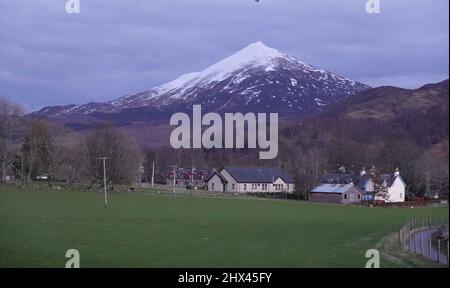 Schottisches Dorf Kinloch Rannoch mit schneebedeckter Schiehallion im Hintergrund, Perthshire, Schottland, Vereinigtes Königreich Stockfoto