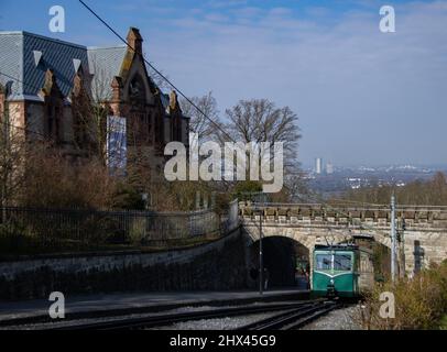 Königswinter, Deutschland 7. März 2022, die Drachenfelsbahn mit Blick auf die Drachenburg und den Rhein Stockfoto