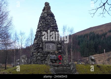 Kriegsdenkmal erster und zweiter Weltkrieg, Innerwick, Glen Lyon, Perth und Kinross, Tayside, Schottland, Vereinigtes Königreich Stockfoto