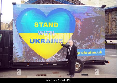 London, Großbritannien. 9. März 2022. John Francis Spellar, Labour-Abgeordneter für Warley. Ban Trophy Hunting Charity widmet seine mobile digitale Plakatwand der Unterstützung der Ukraine. Mitglieder des parlaments, die das Jagdverbot unterstützen, stehen neben der Unterstützungsbotschaft der Ukraine. Kredit: JOHNNY ARMSTEAD/Alamy Live Nachrichten Stockfoto