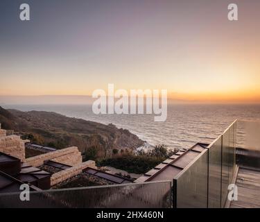 Von der Aussichtsplattform aus können die benachbarten Terrassen sowie die Glasbarriere und Holzterrassen mit einem weiten Meerblick gesehen werden Stockfoto