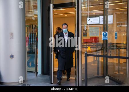 London, England, Großbritannien. 9. März 2022. SAMI CHOKRI verlässt das Rolls Building am High Court in London. Sänger Ed Sheeran hat wegen seines 2017 erspielten Songs „Shape of You“ gerichtliche Schritte eingeleitet, nachdem die Songwriter Sami Chokri und Ross O'Donoghue behaupteten, dass der Song Teile eines ihrer Songs verletzt. (Bild: © Tayfun Salci/ZUMA Press Wire) Stockfoto