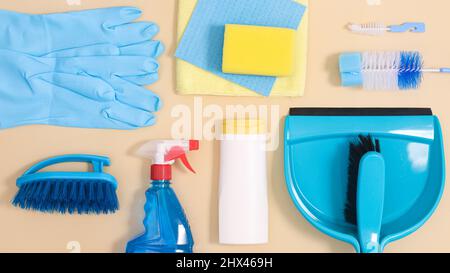 Kreative Muster und Layout mit Zero Waste Haushaltsreinigungsgeräte. Flaches Lay-Minimal-Konzept Stockfoto