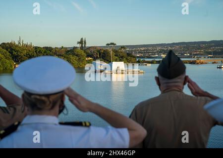 Pearl Harbor, Hawaii, USA. 19.. Februar 2022. Marineinfanteristen und Seeleute, die der Marine Expeditionary Unit (MEU) von 11. und dem Amphibientransportsdock USS Portland (LPD 27) zugewiesen wurden, grüßen das USS Arizona Memorial, während sie die Schienen befahren, während Portland am 19. Februar in Pearl Harbor, Hawaii, einzieht. Marineinfanteristen und Segler der Amphibious Ready Group (ARG) von Essex und der 11. MEU besuchen die Joint Base Pearl Harbor-Hickam, während sie in der US-3.-Flotte arbeiten. Quelle: U.S. Marines/ZUMA Press Wire Service/ZUMAPRESS.com/Alamy Live News Stockfoto