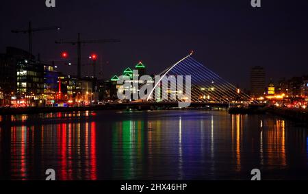 Die Samuel Beckett Bridge im Zentrum Dublins zeigt die Farben der ukrainischen Flagge als Beweis der Unterstützung. Mehr als 2.500 ukrainische Flüchtlinge sind bereits in Irland angekommen, ein Drittel davon sind Kinder. Bilddatum: Mittwoch, 9. März 2022. Stockfoto