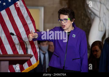 Washington, Vereinigte Staaten. 09. März 2022. Tennislegende Billy Jean King kommt zu einem jährlichen Event im Women's History Month, bei dem sie sich und die Athleten zu Ehren des 50.-jährigen Jubiläums von Titel IX in der Statuary Hall im US Capitol in Washington, DC, am Mittwoch, den 9. März 2022, feiern. Kredit: Rod Lampey/CNP/dpa/Alamy Live Nachrichten Stockfoto