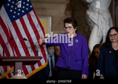 Washington, Vereinigte Staaten. 09. März 2022. Tennislegende Billy Jean King kommt zu einem jährlichen Event im Women's History Month, bei dem sie sich und die Athleten zu Ehren des 50.-jährigen Jubiläums von Titel IX in der Statuary Hall im US Capitol in Washington, DC, am Mittwoch, den 9. März 2022, feiern. Kredit: Rod Lampey/CNP/dpa/Alamy Live Nachrichten Stockfoto