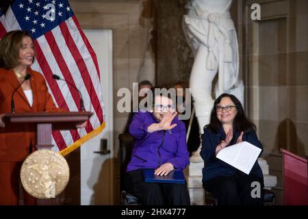 Washington, Vereinigte Staaten. 09. März 2022. Tennis-Legende Billy Jean King, Mitte, winkt jemandem in der Menge während eines jährlichen Events des Women's History Month, das sich und die Frauen bei der Feier des 50.. Jahrestages von Titel IX ehrt, in der Statuary Hall im US Capitol in Washington, DC, Mittwoch, 9. März 2022. Kredit: Rod Lampey/CNP/dpa/Alamy Live Nachrichten Stockfoto