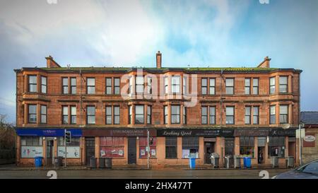 CLYDEBANK, SCHOTTLAND - 04. FEBRUAR 2022: Der Pavillon Court roten Sandstein Mietshaus Wohnblock an der Städte Kilbowie Road. Stockfoto