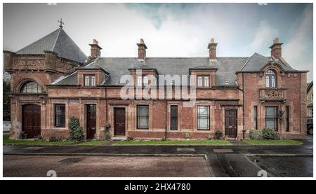 CLYDEBANK, SCHOTTLAND - 04. FEBRUAR 2022: Der alte Bahnhof am Flussufer ist nicht mehr in Gebrauch, wurde aber wunderschön als Apartments restauriert. Stockfoto