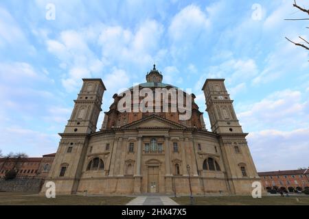 Vicoforte, Italien - 5. März 2022: Architekturansicht des Heiligtums von Vicoforte in Norditalien sind keine Menschen sichtbar. Hintergrund ist ein wolkig Himmel. Stockfoto