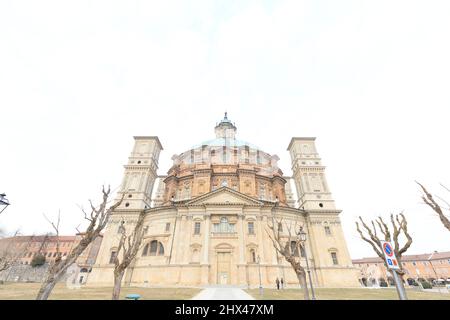 Vicoforte, Italien - 5. März 2022: Architekturansicht des Heiligtums von Vicoforte in Norditalien sind keine Menschen sichtbar. Hintergrund ist ein wolkig Himmel. Stockfoto