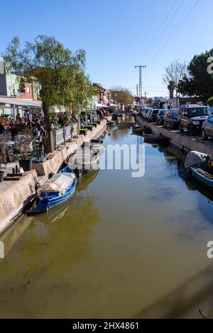 Restaurants, die hauptsächlich Paellas am Kanal La Alburera in El Palmar, Provinz Valencia, Spanien, servieren Stockfoto