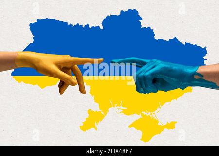 Collage zeitgenössischer Kunst. Zwei Hände, Fäuste bedeckt mit blauen und gelben Flaggen, die sich gegenseitig erreichen, isoliert über dem Kartenhintergrund der Ukraine Stockfoto