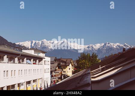 Blick auf die Alpen vom kleinen Alpenort St. Johann im Pongau in Österreich Stockfoto