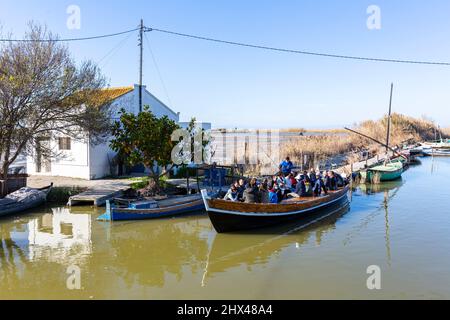 Touristen in einer Reise Boote in Carrera de La Reina, El Palmar, Provinz Valencia, Spanien Stockfoto