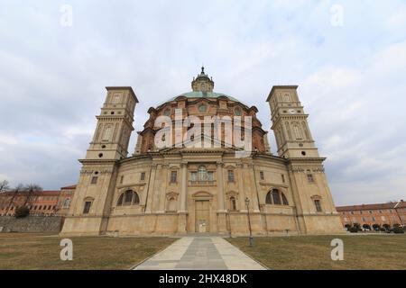 Vicoforte, Italien - 5. März 2022: Architekturansicht des Heiligtums von Vicoforte in Norditalien sind keine Menschen sichtbar. Hintergrund ist ein wolkig Himmel. Stockfoto