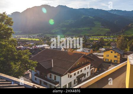 Szene in der Alpenstadt St. Johann im Pongau in Österreich mit Sonneneinstrahlung Stockfoto