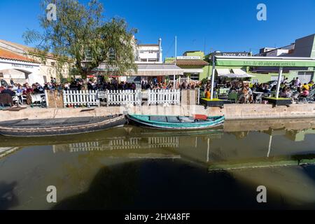 Restaurants, die hauptsächlich Paellas am Kanal La Alburera in El Palmar, Provinz Valencia, Spanien, servieren Stockfoto