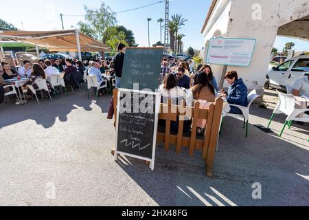 Restaurants, die hauptsächlich Paellas am Kanal La Alburera in El Palmar, Provinz Valencia, Spanien, servieren Stockfoto