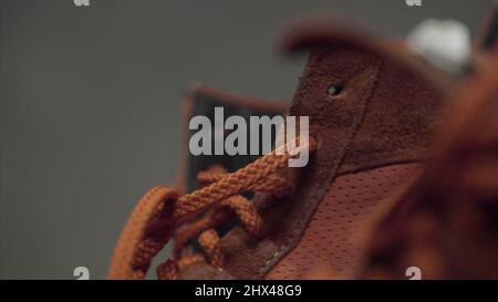 Nahaufnahme eines roten Sneakers mit roten Schnürsenkeln. Rote Spitze an roten Sneakers aus nächster Nähe. Nahaufnahme der Schnürsenkel. Stockfoto