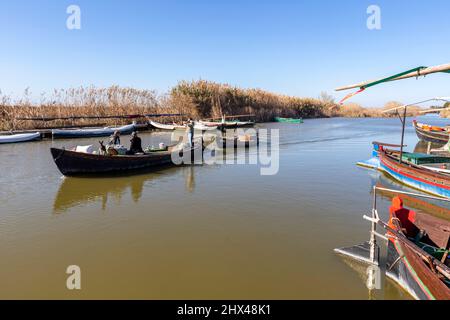 Touristen in einer Reise Boote in Carrera de La Reina, El Palmar, Provinz Valencia, Spanien Stockfoto