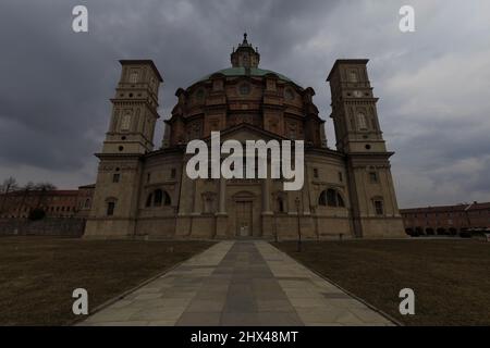 Vicoforte, Italien - 5. März 2022: Architekturansicht des Heiligtums von Vicoforte in Norditalien sind keine Menschen sichtbar. Hintergrund ist ein wolkig Himmel. Stockfoto