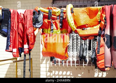 Trocknen im Sonnenlicht. Kurzer Schuss Rettungsschwimmer, die draußen an einer Wäscheleine hängen. Stockfoto