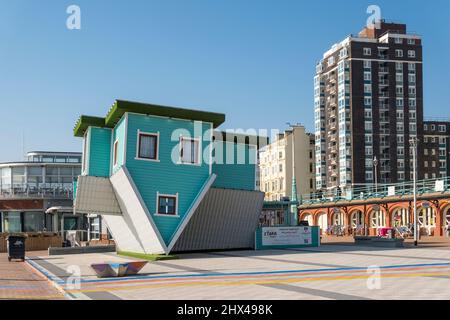 Das Upside Down House in Brighton. Stockfoto