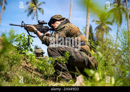 30. Januar 2022 - Brooke's Point, Philippinen - Eine US-Marine, die der All Domain Reconnaissance Detachment, 11. Marine Expeditionary Unit, nach der Sicherheitskontrolle mit einem M4 Gewehr während einer amphibischen Angriffsprobe zur Unterstützung der Marine Exercise Philippines (MAREX 22 PH) in Brooke's Point, Philippinen, zugewiesen wurde, 30. Januar 2022. MAREX 22 PH zeigt das Engagement der USA für die Region und unsere langjährigen Verbündeten im Vertrag. Wir streben danach, dauerhafte, für beide Seiten vorteilhafte Beziehungen aufzubauen und investieren in Schulungen, um eine freie und offene Indo-Pazifik-Region zu gewährleisten. (Bild: © U.S. Marines/ZUMA Press Wire Service/Zumaper Stockfoto