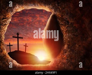 Karfreitag Osterkonzept der Auferstehung Jesu aus dem leeren Grab in einer Grabhöhle mit aufgerolltem Felsen, der Kreuzigungskreuze bei Sonnenaufgang zeigt. Stockfoto