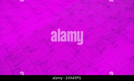 Großer Tisch mit vielen numerischen Daten in diagonaler Bewegung. Geschäftsinformationen, Analyse von Daten und verschiedenen Indikatoren auf hellrosa Hintergrund, Stockfoto