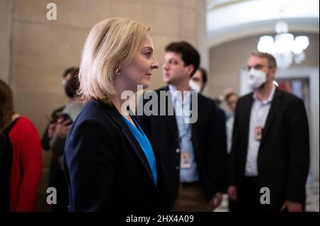 Washington, USA. 09. März 2022. Die britische Außenministerin Liz Truss kommt am Mittwoch, den 9. März, zu einem Treffen im US-Kapitol in Washington, DC, an. 2022. Da der Senat heute nicht mehr tagt und die Demokraten im Repräsentantenhaus heute Nachmittag nach Philadelphia reisen, um ihren jährlichen Rückzug anzutreten, kämpft der Kongress darum, eine staatliche Finanzierungsmaßnahme mit Milliarden zusätzlicher Dollar für die Ukraine und die COVID-Unterstützung zu verabschieden, bevor die Regierung am Freitag stillsteht. (Graeme Sloan/Sipa USA) Quelle: SIPA USA/Alamy Live News Stockfoto