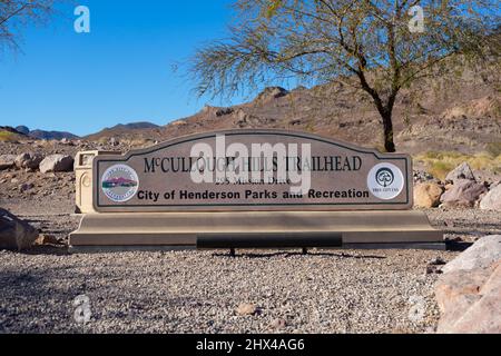 Henderson, NV, USA – 17. Februar 2022: Beschilderung für McCullough Hills Trailhead im Sloan Canyon National Conservation Area in Henderson, Nevada. Stockfoto