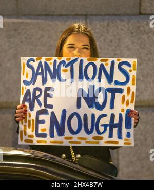 London, England, Großbritannien. 9. März 2022. Demonstranten demonstrieren auf dem Trafalgar Square gegen die russische Invasion in der Ukraine. (Bild: © Tayfun Salci/ZUMA Press Wire) Stockfoto