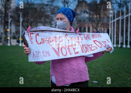 London, Großbritannien. 9.. März 2022. Ukrainische Anhänger versammeln sich auf dem Parlamentsplatz und fordern ein Ende des Krieges und aggressive Beschuss durch russische Streitkräfte auf Zivilisten in zahlreichen ukrainischen Städten. Kredit: Guy Corbishley/Alamy Live Nachrichten Stockfoto