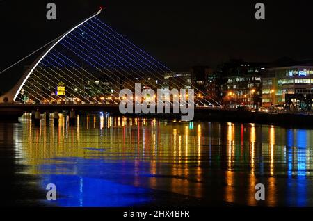 Die Samuel Beckett Bridge im Zentrum Dublins zeigt die Farben der ukrainischen Flagge als Beweis der Unterstützung. Mehr als 2.500 ukrainische Flüchtlinge sind bereits in Irland angekommen, ein Drittel davon sind Kinder. Bilddatum: Mittwoch, 9. März 2022. Stockfoto