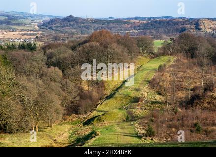 Blick nach Osten entlang der Antonine Wall von Bar Hill, Twechar in der Nähe von Glasgow, Zentralschottland. Stockfoto