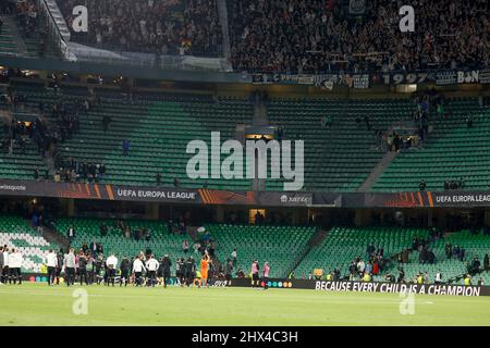 Sevilla, Spanien. 09. März 2022. Fußball, Europa League, K.O.-Runde, 16. Runde, erste Etappe, Betis Sevilla - Eintracht Frankfurt, Estadio Benito Villamarin: Eintracht-Spieler feiern ihren Sieg mit ihren Unterstützern. Kredit: Daniel Gonzalez Acuna/dpa/Alamy Live Nachrichten Stockfoto